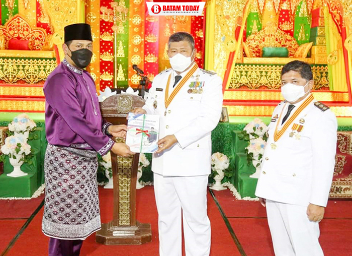 Sekretaris Daerah Anambas saat menyerahkan cinderamata kepada Bupati dan Wakil Bupati Anambas